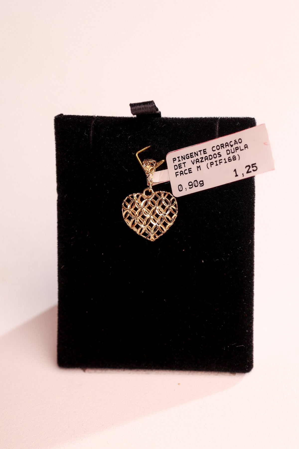 Pingente Coração com Detalhes Vazados Dupla Face em Ouro 18K – Joia Premium 0,90 g