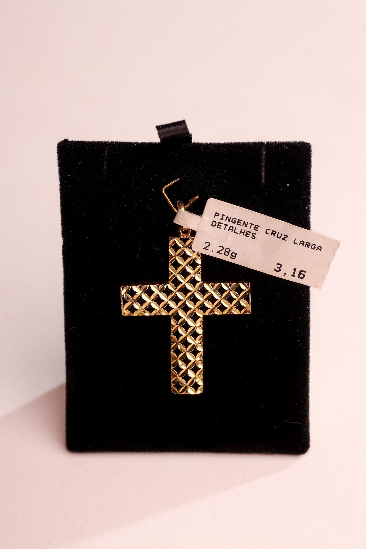 Pingente Cruz Larga com Detalhes em Ouro 18K – Joia Premium 2,28 g