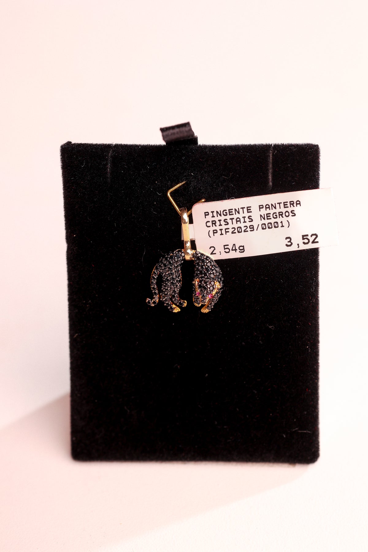 Pingente Pantera com Cristais Negros em Ouro 18K – Joia Premium 2,54 g