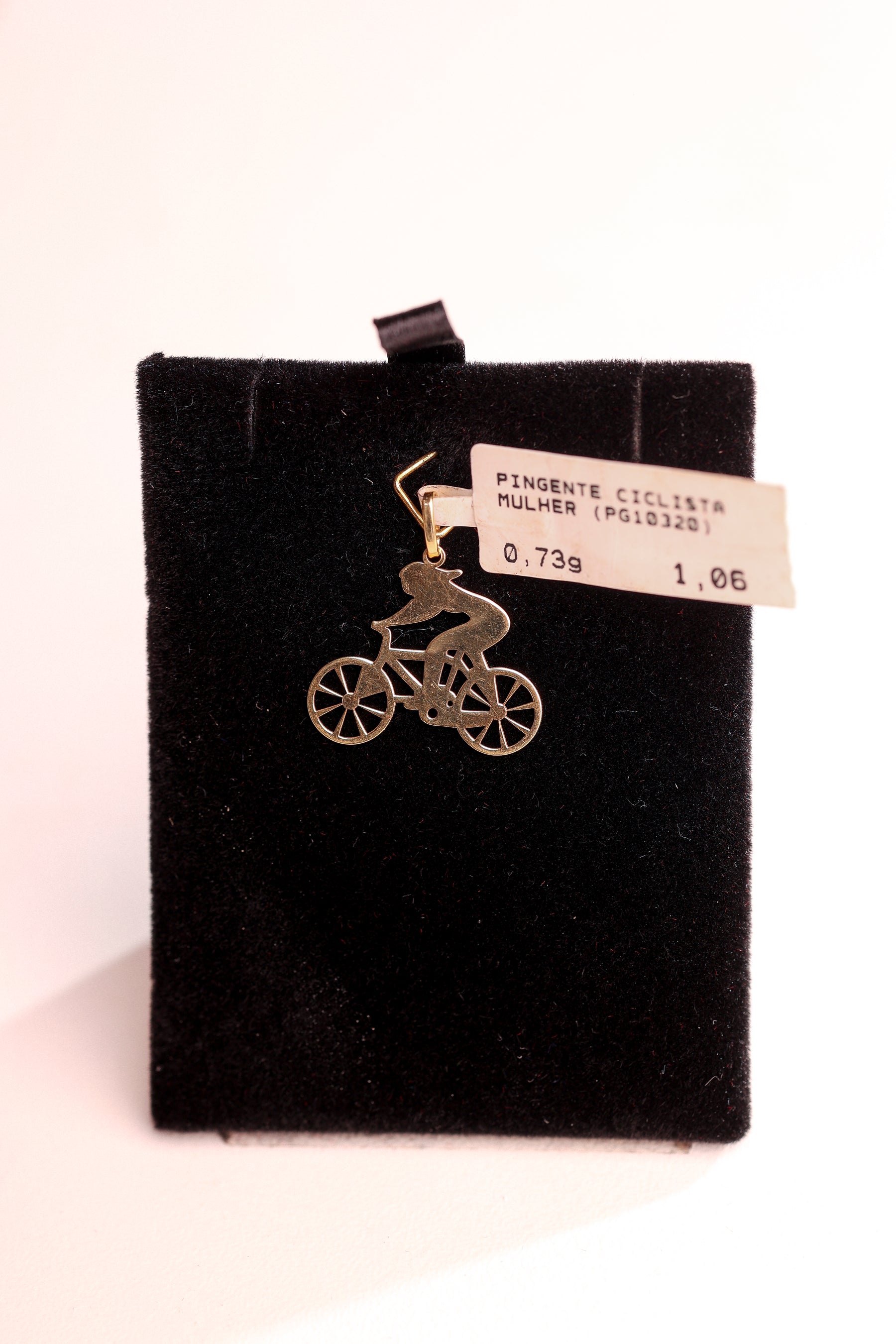Pingente Ciclista Mulher em Ouro 18K – Joia Premium 0,73 g
