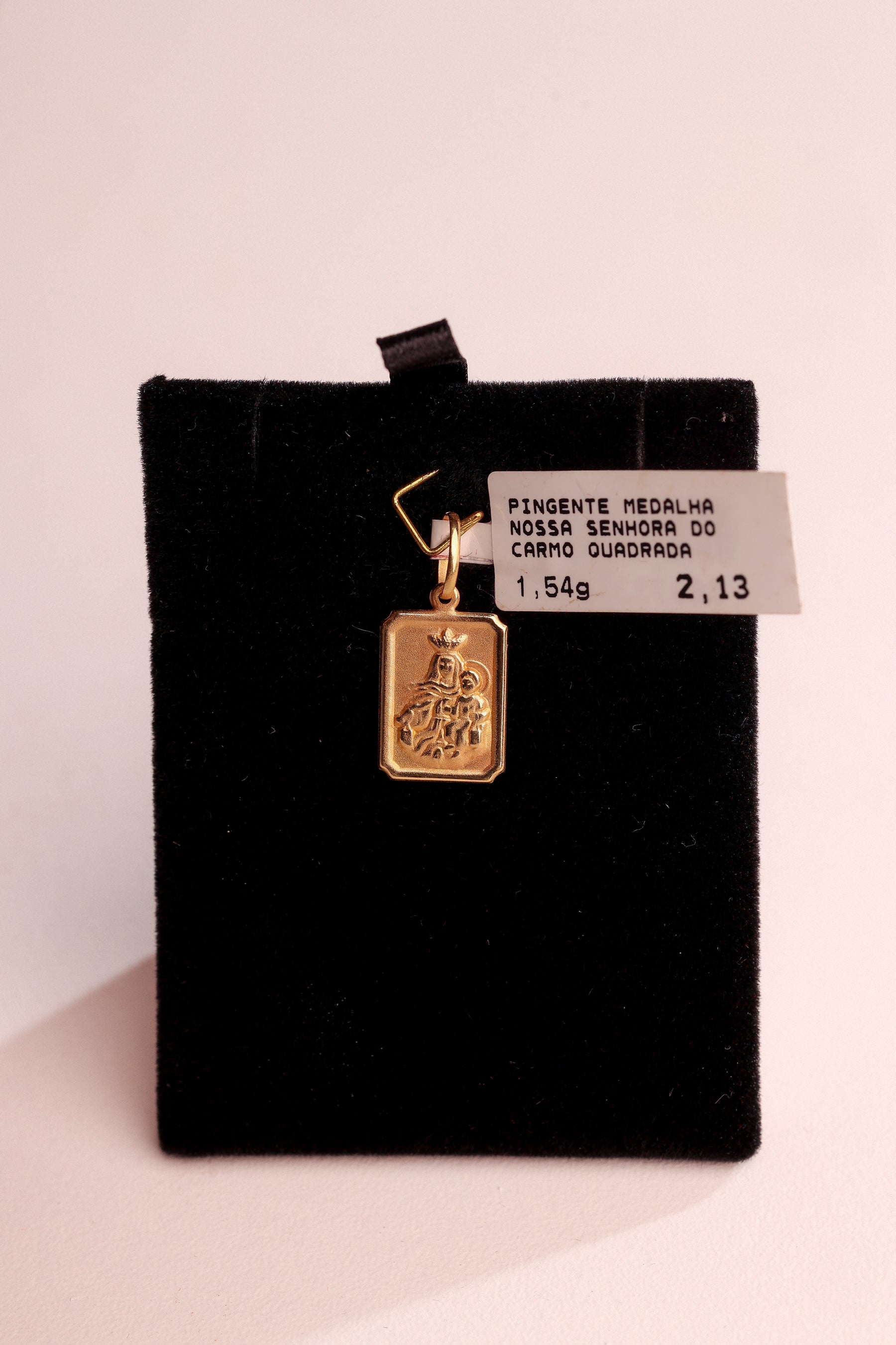 Pingente Medalha Nossa Senhora do Carmo Quadrado em Ouro 18K – Joia Premium 1,54 g