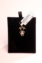 Pingente Menina com Vestido de Cristais em Ouro 18K – Joia Premium 1,16 g