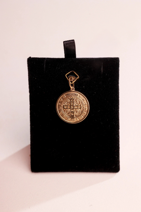 Pingente Medalha São Bento em Ouro 18K – Joia Premium 2,58 g