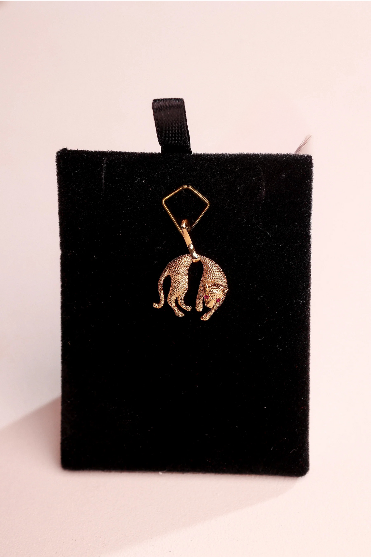 Pingente Pantera com Detalhes em Ouro 18K – Joia Premium 2,36 g