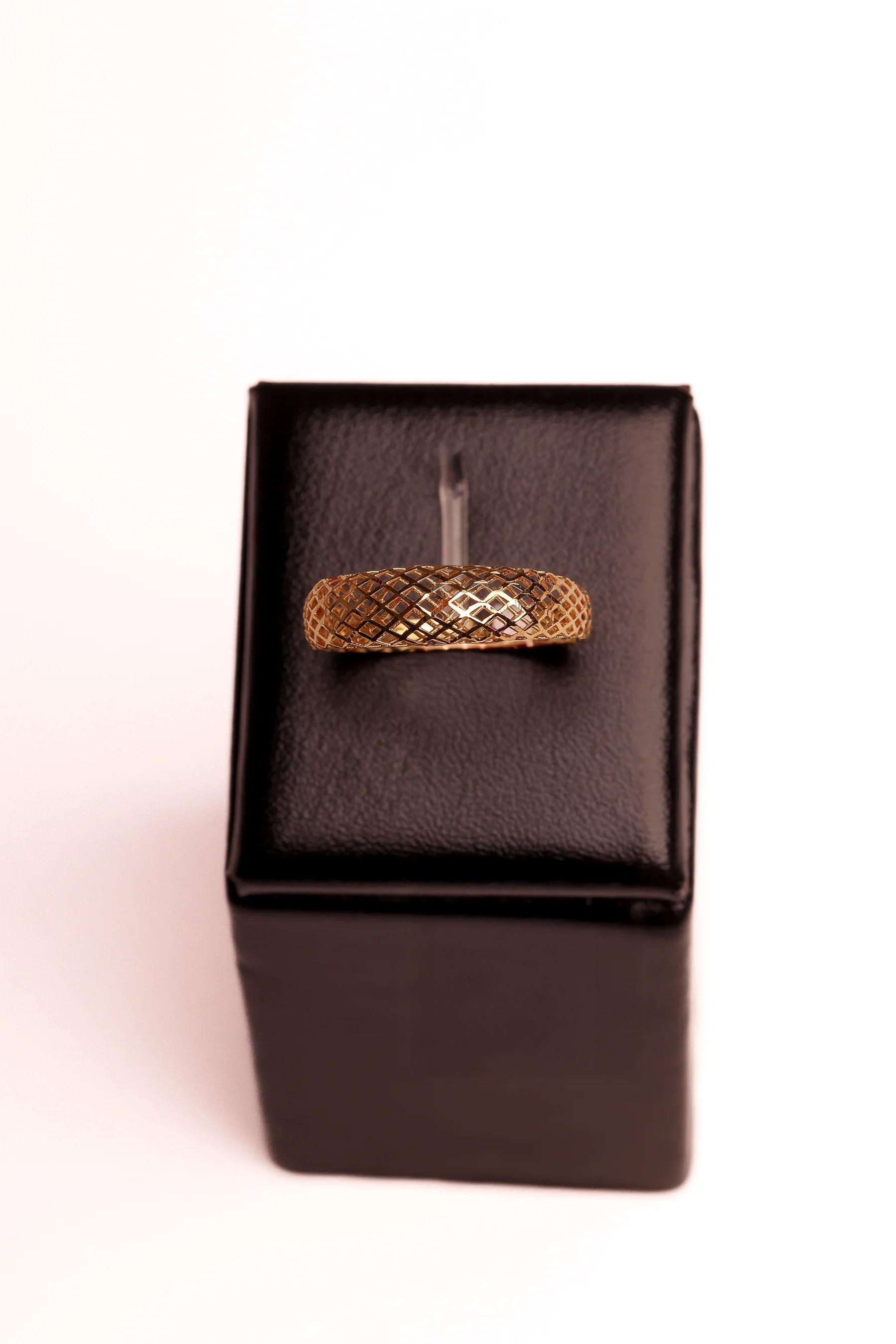 Anel Detalhes Vazados em Ouro 18K – Joia Premium N° 22 | 1,21 g