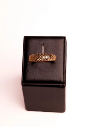 Anel Detalhes Vazados em Ouro 18K – Joia Premium N° 22 | 1,21 g